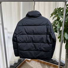 B家 26ss|双面穿立领羽绒 码数48-56 一面纯色简约,一面经典格纹,一衣两穿 横段充绒饱满,立领锁温,袖臂圆形品 B家 26ss|双面穿立领羽绒 码数48-56 一面纯色简约,一面经典格纹,一衣两穿 横段充绒饱满,立领锁温,袖臂圆形品