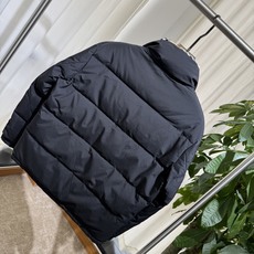 B家 26ss|双面穿立领羽绒 码数48-56 一面纯色简约,一面经典格纹,一衣两穿 横段充绒饱满,立领锁温,袖臂圆形品 B家 26ss|双面穿立领羽绒 码数48-56 一面纯色简约,一面经典格纹,一衣两穿 横段充绒饱满,立领锁温,袖臂圆形品