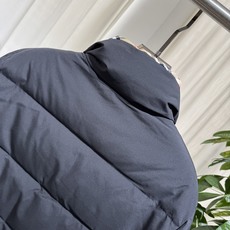 B家 26ss|双面穿立领羽绒 码数48-56 一面纯色简约,一面经典格纹,一衣两穿 横段充绒饱满,立领锁温,袖臂圆形品 B家 26ss|双面穿立领羽绒 码数48-56 一面纯色简约,一面经典格纹,一衣两穿 横段充绒饱满,立领锁温,袖臂圆形品