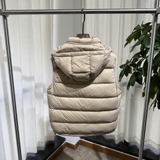 B家 26SS 丨可拆卸连帽羽绒马甲 码数48-56 横段充绒饱满蓬松,连帽内里经典格纹 胸口刺绣战马标识,拉链开合+侧 B家 26SS 丨可拆卸连帽羽绒马甲 码数48-56 横段充绒饱满蓬松,连帽内里经典格纹 胸口刺绣战马标识,拉链开合+侧