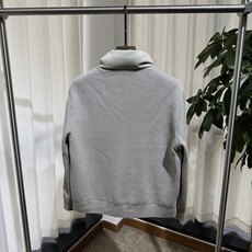 B家 26SS|立领横绗羽绒夹克 浅灰 / 黑色两色 横段充绒饱满,立领防风更利落 前襟拉链,胸口低调标识,侧袋实用收纳 B家 26SS|立领横绗羽绒夹克 浅灰 / 黑色两色 横段充绒饱满,立领防风更利落 前襟拉链,胸口低调标识,侧袋实用收纳