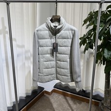 B家 26SS|立领横绗羽绒夹克 浅灰 / 黑色两色 横段充绒饱满,立领防风更利落 前襟拉链,胸口低调标识,侧袋实用收纳 B家 26SS|立领横绗羽绒夹克 浅灰 / 黑色两色 横段充绒饱满,立领防风更利落 前襟拉链,胸口低调标识,侧袋实用收纳