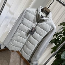 B家 26SS|立领横绗羽绒夹克 浅灰 / 黑色两色 横段充绒饱满,立领防风更利落 前襟拉链,胸口低调标识,侧袋实用收纳 B家 26SS|立领横绗羽绒夹克 浅灰 / 黑色两色 横段充绒饱满,立领防风更利落 前襟拉链,胸口低调标识,侧袋实用收纳