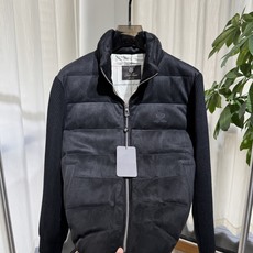 B家 26SS|立领横绗羽绒夹克 浅灰 / 黑色两色 横段充绒饱满,立领防风更利落 前襟拉链,胸口低调标识,侧袋实用收纳 B家 26SS|立领横绗羽绒夹克 浅灰 / 黑色两色 横段充绒饱满,立领防风更利落 前襟拉链,胸口低调标识,侧袋实用收纳