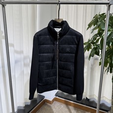 B家 26SS|立领横绗羽绒夹克 浅灰 / 黑色两色 横段充绒饱满,立领防风更利落 前襟拉链,胸口低调标识,侧袋实用收纳 B家 26SS|立领横绗羽绒夹克 浅灰 / 黑色两色 横段充绒饱满,立领防风更利落 前襟拉链,胸口低调标识,侧袋实用收纳