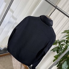 B家 26SS|立领横绗羽绒夹克 浅灰 / 黑色两色 横段充绒饱满,立领防风更利落 前襟拉链,胸口低调标识,侧袋实用收纳 B家 26SS|立领横绗羽绒夹克 浅灰 / 黑色两色 横段充绒饱满,立领防风更利落 前襟拉链,胸口低调标识,侧袋实用收纳