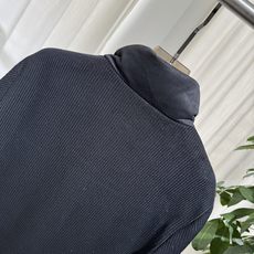 B家 26SS|立领横绗羽绒夹克 浅灰 / 黑色两色 横段充绒饱满,立领防风更利落 前襟拉链,胸口低调标识,侧袋实用收纳 B家 26SS|立领横绗羽绒夹克 浅灰 / 黑色两色 横段充绒饱满,立领防风更利落 前襟拉链,胸口低调标识,侧袋实用收纳