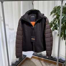 Z家 26SS|连帽羊毛羽绒拼接夹克 棕袖款 / 黑袖款两色 衣身羊毛面料,两侧袖子横绗羽绒拼接 可拆卸连帽,拉链门 Z家 26SS|连帽羊毛羽绒拼接夹克 棕袖款 / 黑袖款两色 衣身羊毛面料,两侧袖子横绗羽绒拼接 可拆卸连帽,拉链门