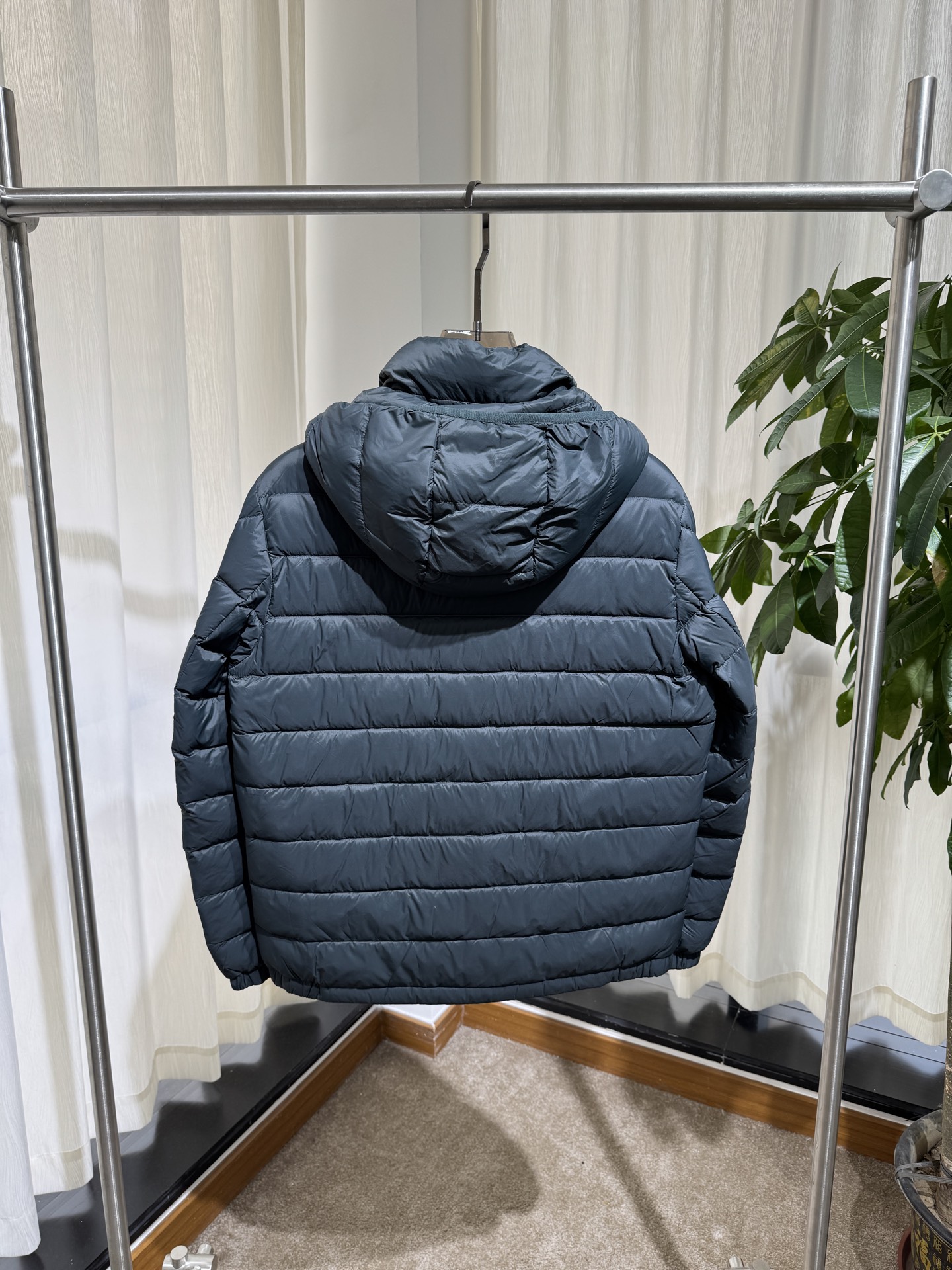 P家 26SS｜连帽横绗轻薄羽绒服   藏青 / 黑色两色 横向分格充绒，轻盈不压身 可拆卸连帽，拉链门襟 袖侧经典三角