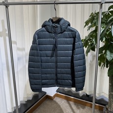 P家 26SS|连帽横绗轻薄羽绒服 藏青 / 黑色两色 横向分格充绒,轻盈不压身 可拆卸连帽,拉链门襟 袖侧经典三角 P家 26SS|连帽横绗轻薄羽绒服 藏青 / 黑色两色 横向分格充绒,轻盈不压身 可拆卸连帽,拉链门襟 袖侧经典三角
