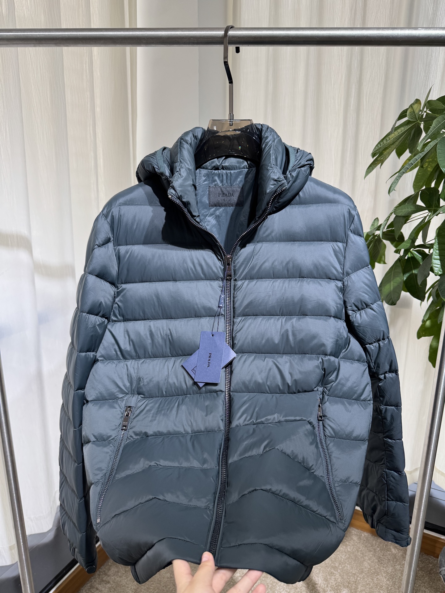 P家 26SS｜连帽横绗轻薄羽绒服   藏青 / 黑色两色 横向分格充绒，轻盈不压身 可拆卸连帽，拉链门襟 袖侧经典三角