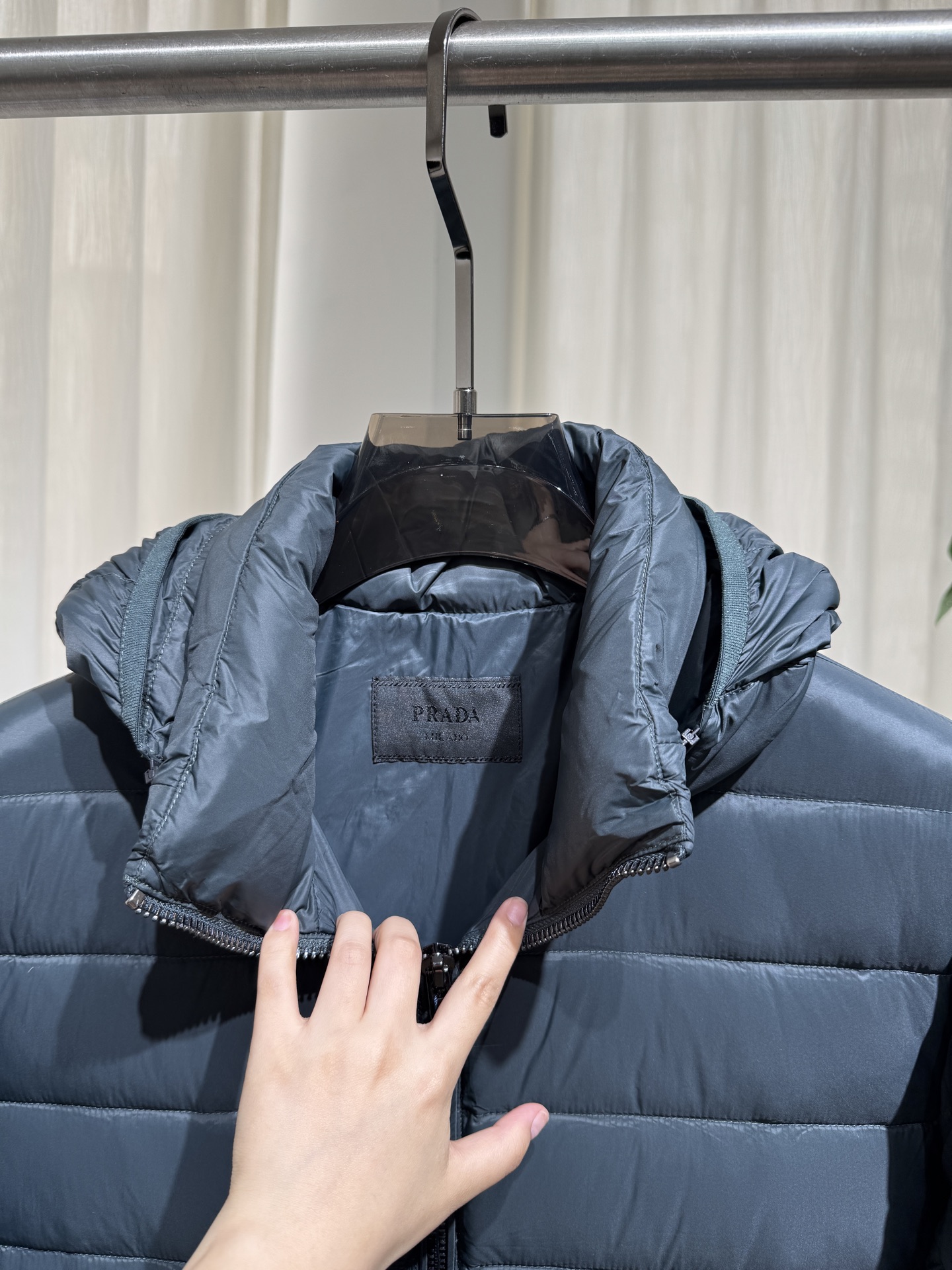 P家 26SS｜连帽横绗轻薄羽绒服   藏青 / 黑色两色 横向分格充绒，轻盈不压身 可拆卸连帽，拉链门襟 袖侧经典三角