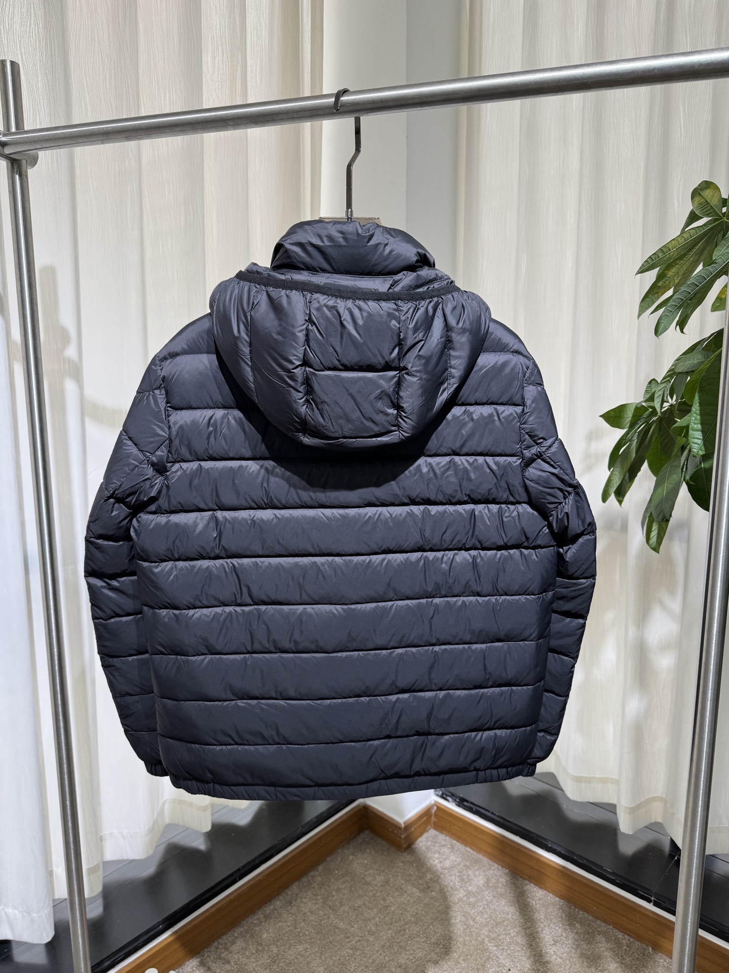P家 26SS｜连帽横绗轻薄羽绒服   藏青 / 黑色两色 横向分格充绒，轻盈不压身 可拆卸连帽，拉链门襟 袖侧经典三角