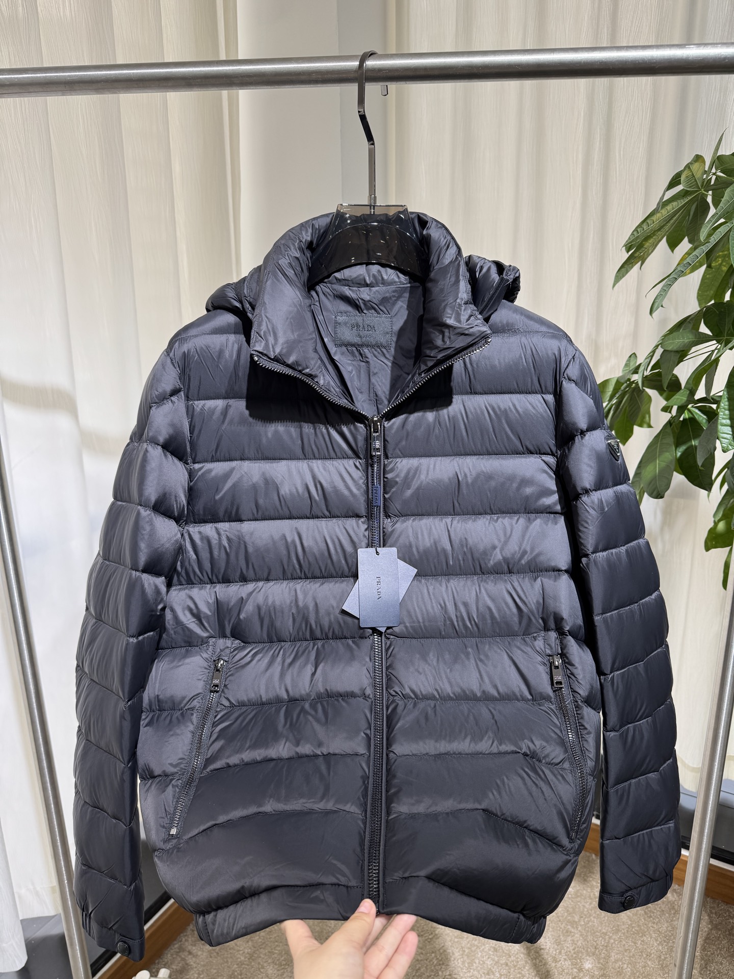 P家 26SS｜连帽横绗轻薄羽绒服   藏青 / 黑色两色 横向分格充绒，轻盈不压身 可拆卸连帽，拉链门襟 袖侧经典三角