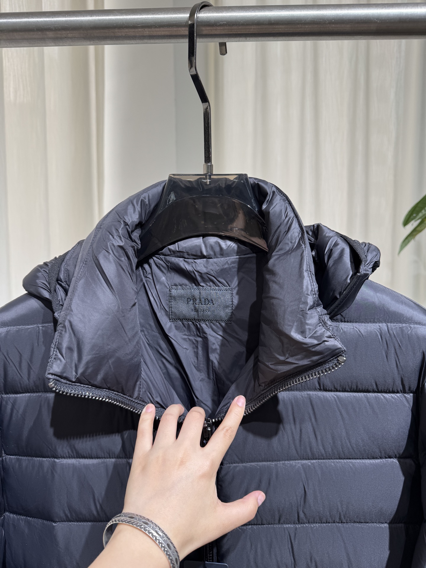 P家 26SS｜连帽横绗轻薄羽绒服   藏青 / 黑色两色 横向分格充绒，轻盈不压身 可拆卸连帽，拉链门襟 袖侧经典三角