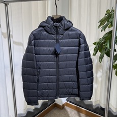 P家 26SS|连帽横绗轻薄羽绒服 藏青 / 黑色两色 横向分格充绒,轻盈不压身 可拆卸连帽,拉链门襟 袖侧经典三角 P家 26SS|连帽横绗轻薄羽绒服 藏青 / 黑色两色 横向分格充绒,轻盈不压身 可拆卸连帽,拉链门襟 袖侧经典三角
