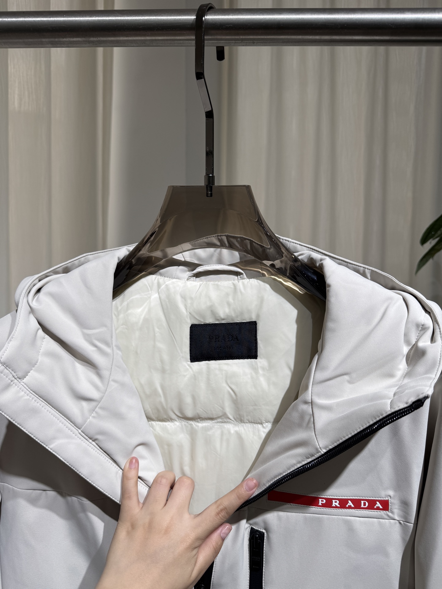 P家 26SS｜连帽机能软壳夹克   白色 / 黑色两色 防泼水软壳面料，挺括有型 可调节连帽，全拉链门襟 胸前红标织带