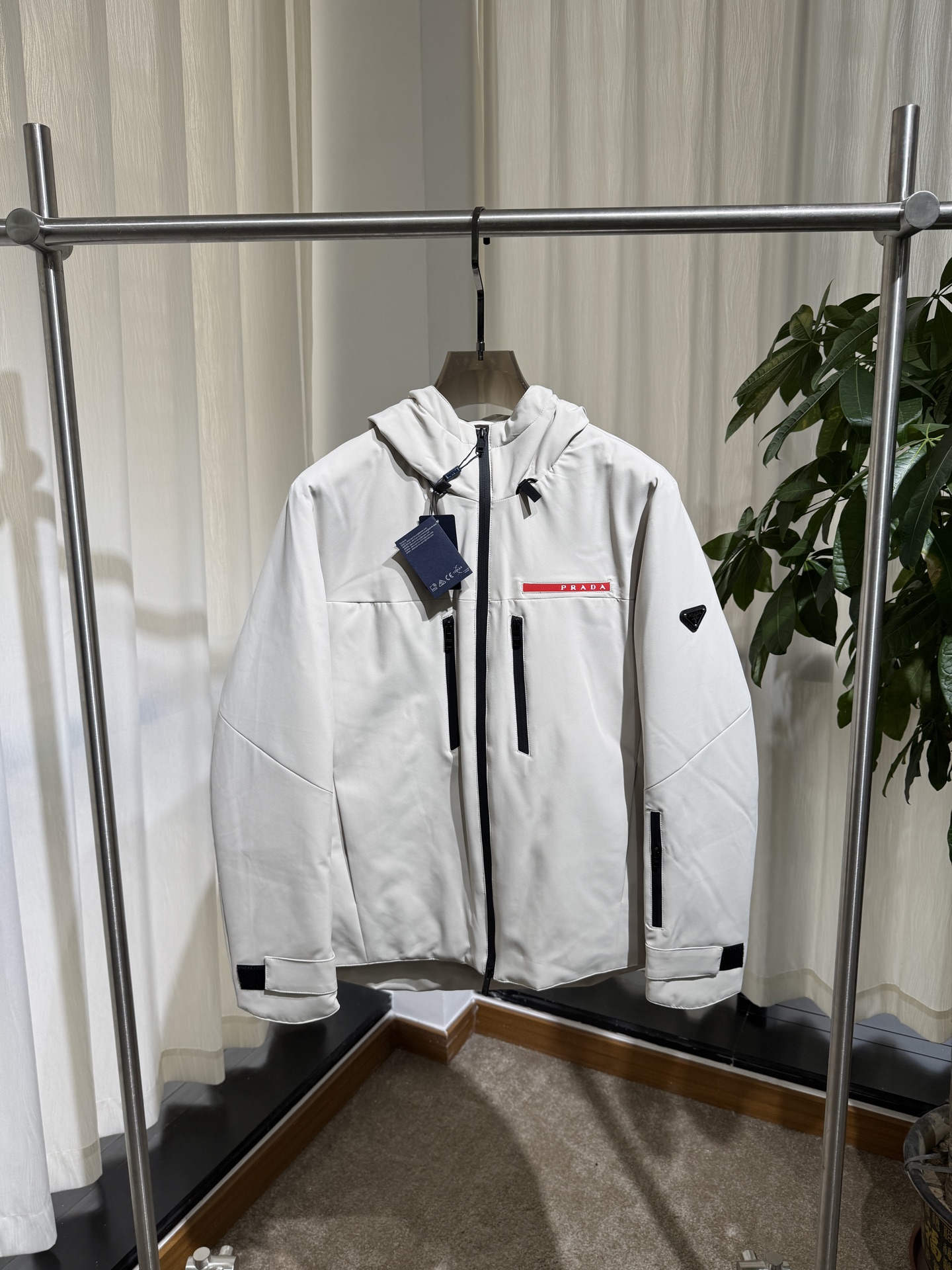 P家 26SS|连帽机能软壳夹克 白色 / 黑色两色 防泼水软壳面料,挺括有型 可调节连帽,全拉链门襟 胸前红标织带 P家 26SS|连帽机能软壳夹克 白色 / 黑色两色 防泼水软壳面料,挺括有型 可调节连帽,全拉链门襟 胸前红标织带