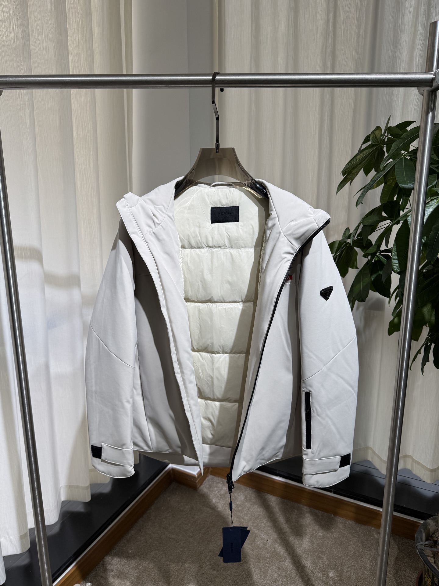 P家 26SS｜连帽机能软壳夹克   白色 / 黑色两色 防泼水软壳面料，挺括有型 可调节连帽，全拉链门襟 胸前红标织带