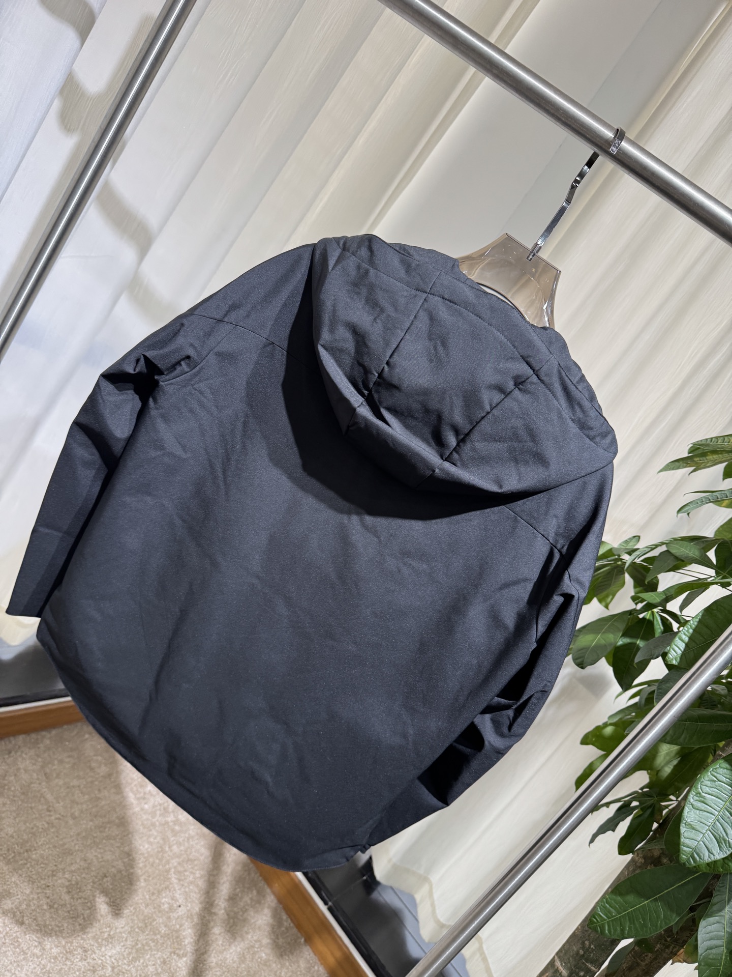 P家 26SS｜连帽机能软壳夹克   白色 / 黑色两色 防泼水软壳面料，挺括有型 可调节连帽，全拉链门襟 胸前红标织带