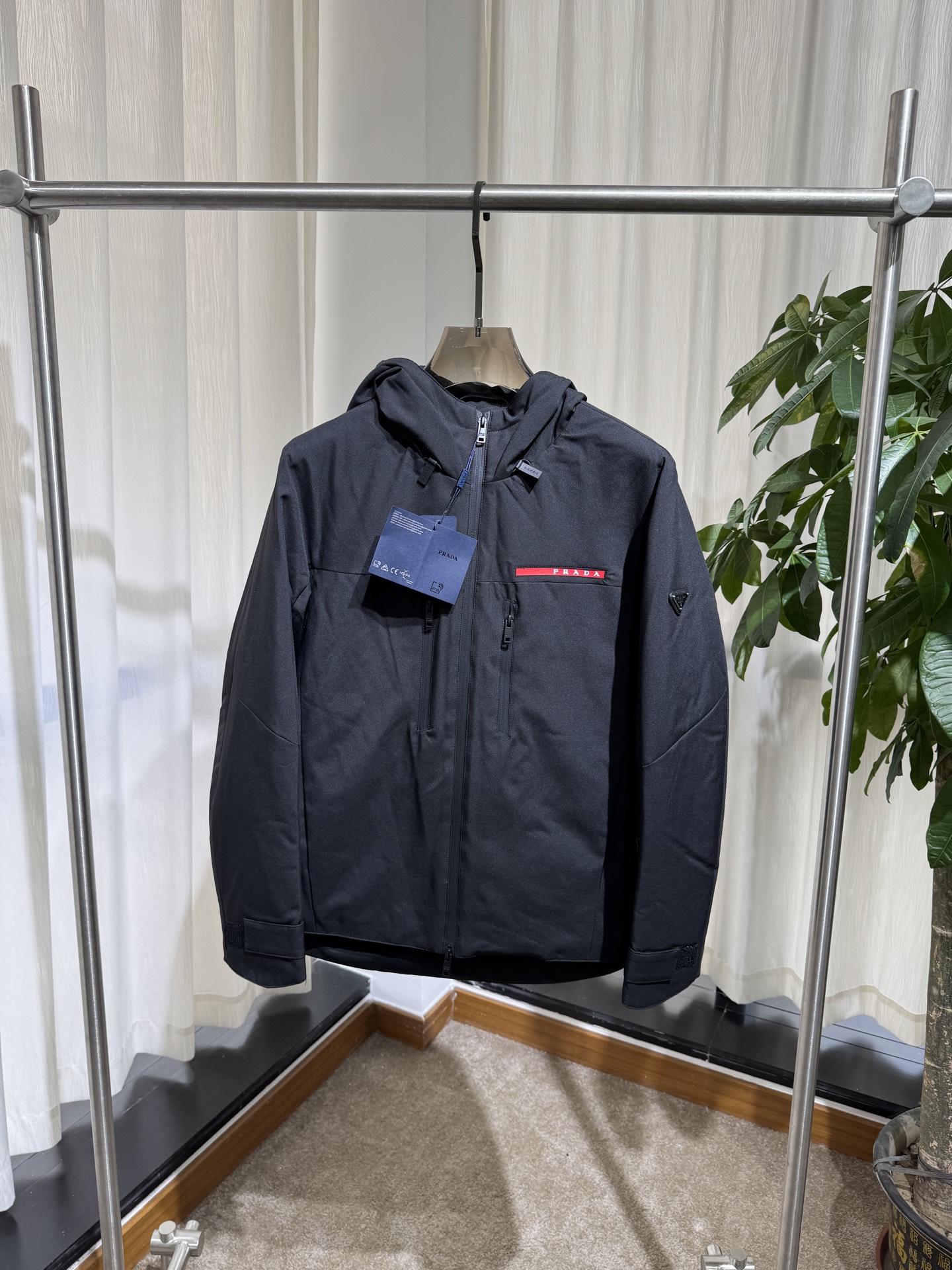 P家 26SS|连帽机能软壳夹克 白色 / 黑色两色 防泼水软壳面料,挺括有型 可调节连帽,全拉链门襟 胸前红标织带 P家 26SS|连帽机能软壳夹克 白色 / 黑色两色 防泼水软壳面料,挺括有型 可调节连帽,全拉链门襟 胸前红标织带