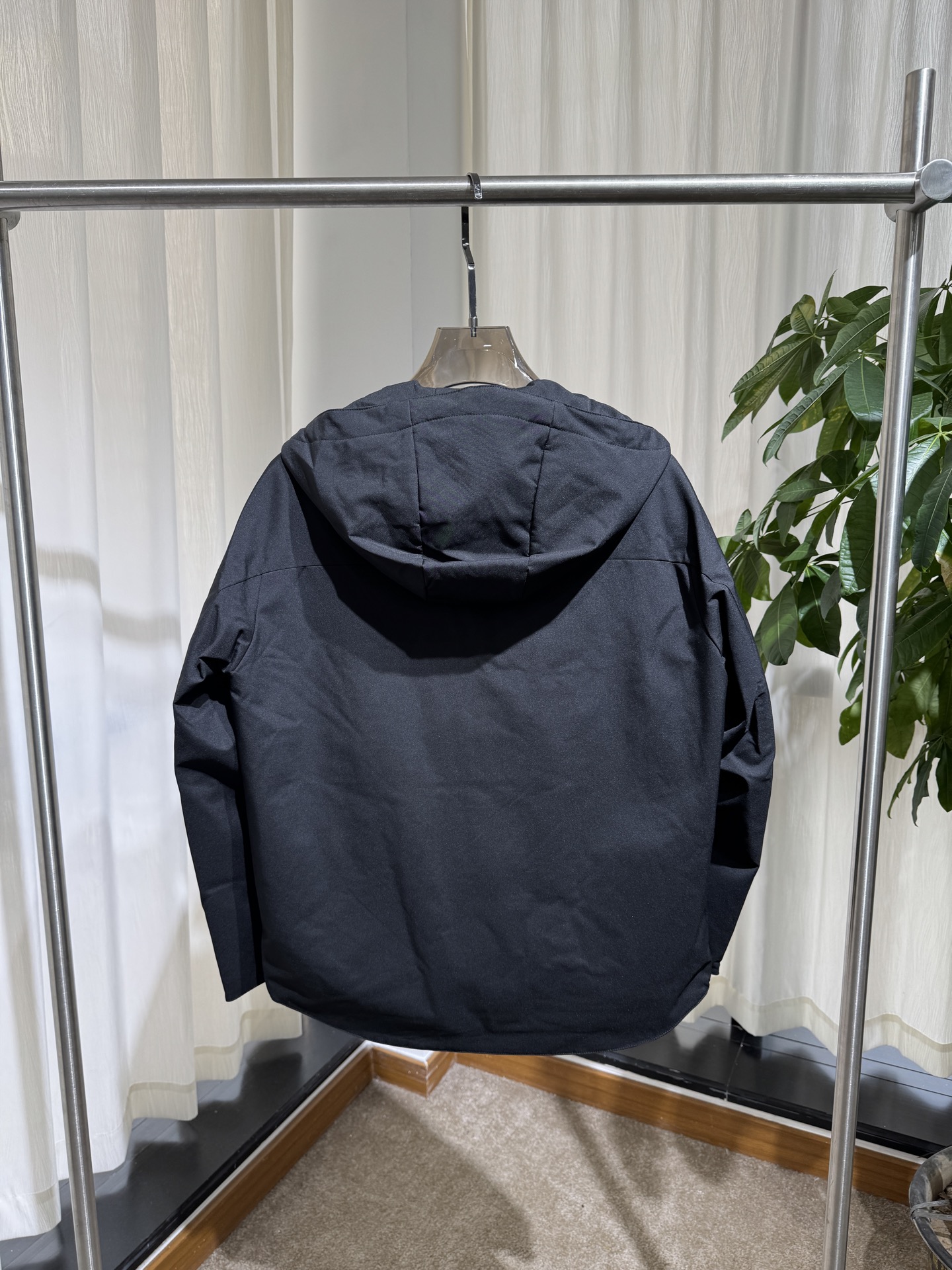 P家 26SS｜连帽机能软壳夹克   白色 / 黑色两色 防泼水软壳面料，挺括有型 可调节连帽，全拉链门襟 胸前红标织带