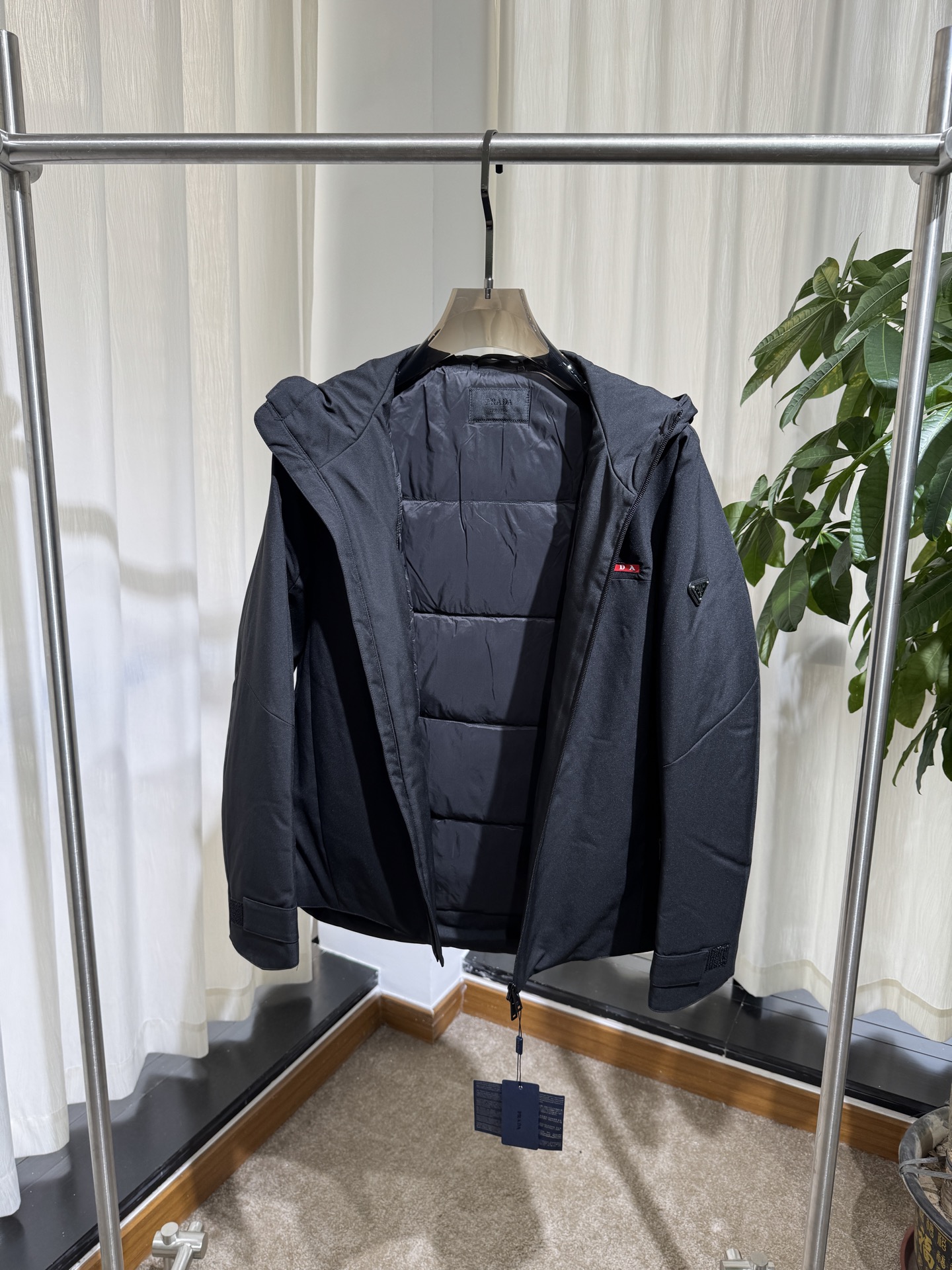 P家 26SS｜连帽机能软壳夹克   白色 / 黑色两色 防泼水软壳面料，挺括有型 可调节连帽，全拉链门襟 胸前红标织带