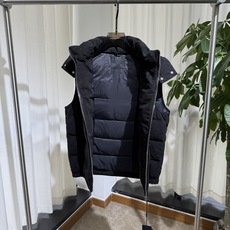 P家 26SS|连帽灯芯绒羽绒马甲 棕色 / 黑色两色 灯芯绒面料,复古细腻 横绗分格充绒,蓬松保暖 可拆卸连帽,胸 P家 26SS|连帽灯芯绒羽绒马甲 棕色 / 黑色两色 灯芯绒面料,复古细腻 横绗分格充绒,蓬松保暖 可拆卸连帽,胸