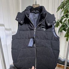 P家 26SS|连帽灯芯绒羽绒马甲 棕色 / 黑色两色 灯芯绒面料,复古细腻 横绗分格充绒,蓬松保暖 可拆卸连帽,胸 P家 26SS|连帽灯芯绒羽绒马甲 棕色 / 黑色两色 灯芯绒面料,复古细腻 横绗分格充绒,蓬松保暖 可拆卸连帽,胸