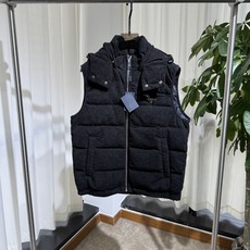 P家 26SS|连帽灯芯绒羽绒马甲 棕色 / 黑色两色 灯芯绒面料,复古细腻 横绗分格充绒,蓬松保暖 可拆卸连帽,胸 P家 26SS|连帽灯芯绒羽绒马甲 棕色 / 黑色两色 灯芯绒面料,复古细腻 横绗分格充绒,蓬松保暖 可拆卸连帽,胸