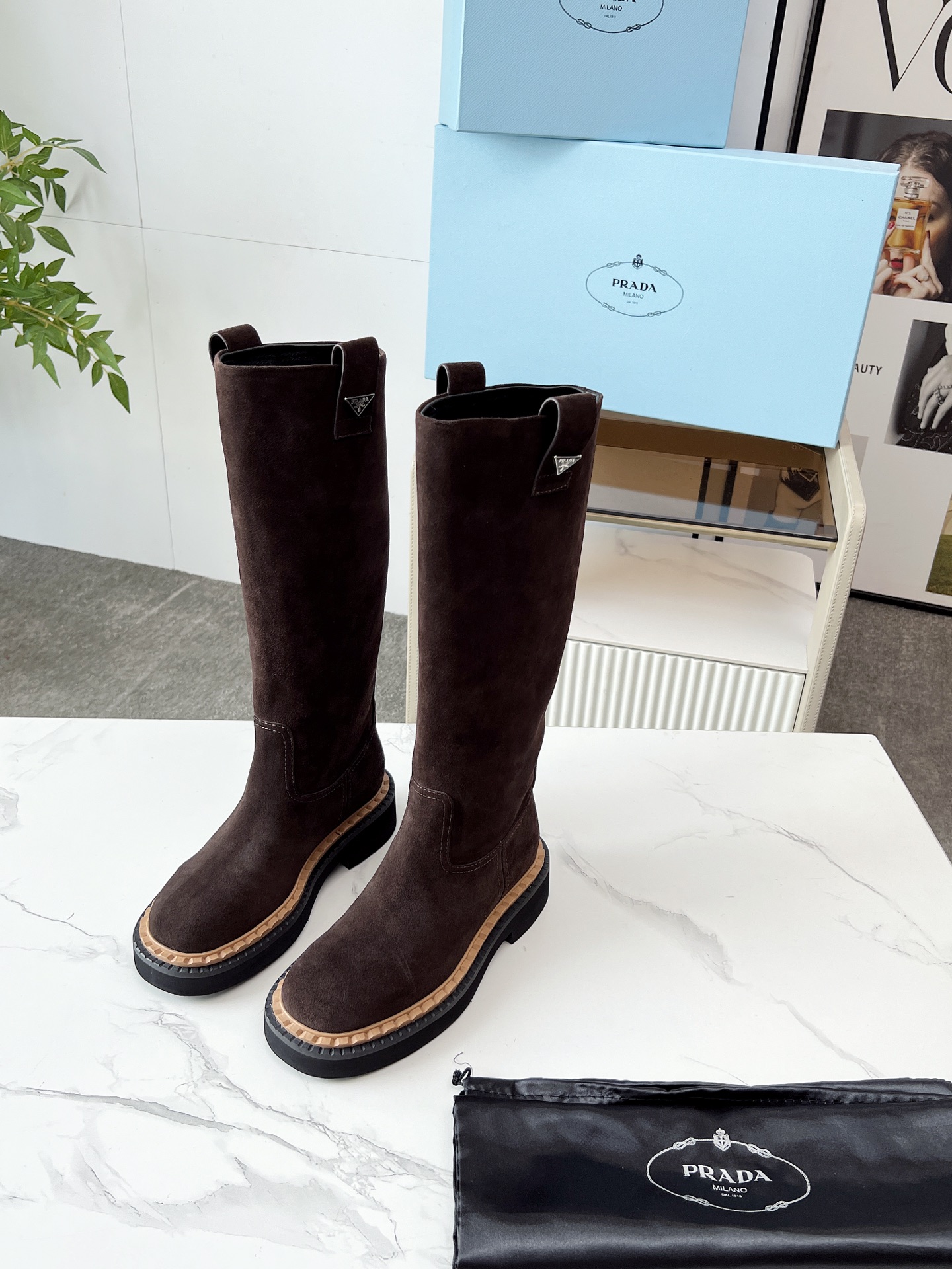 NO:463341,PRADA's classic triangle logo with a kick-start of a king... The series that you can't buy in winter is definitely a hit this year!  !  Very beautiful!  Prada boots are really wow!  The foot is so generous and the legs are slim and elegant. The whole series uses a variety of imported materials to rub the color and waxed calfskin, beaded cowhide, beef velvet and high merceration, and water dyed sheepskin in the inner layer!  !  The foam bottom is light and comfortable!  Size 35-41, boots, prada, prada, boots, cowhide, sheepskin19860909PRADA普拉达经典三角标一脚蹬王炸女靴……冬天买不到的系列,绝对是今年的大爆款！！贼好看！Prada靴子真的很哇塞！上脚大气显腿瘦气质这块刚好拿捏,全系列采用多种进口材料擦色打腊小牛皮,开边珠牛皮,牛反绒高丝光,内里水染羊皮！！发泡底轻便舒适！ 尺码35-41,靴子,prada,prada,boots,cowhide,sheepskin,Women's Shoes