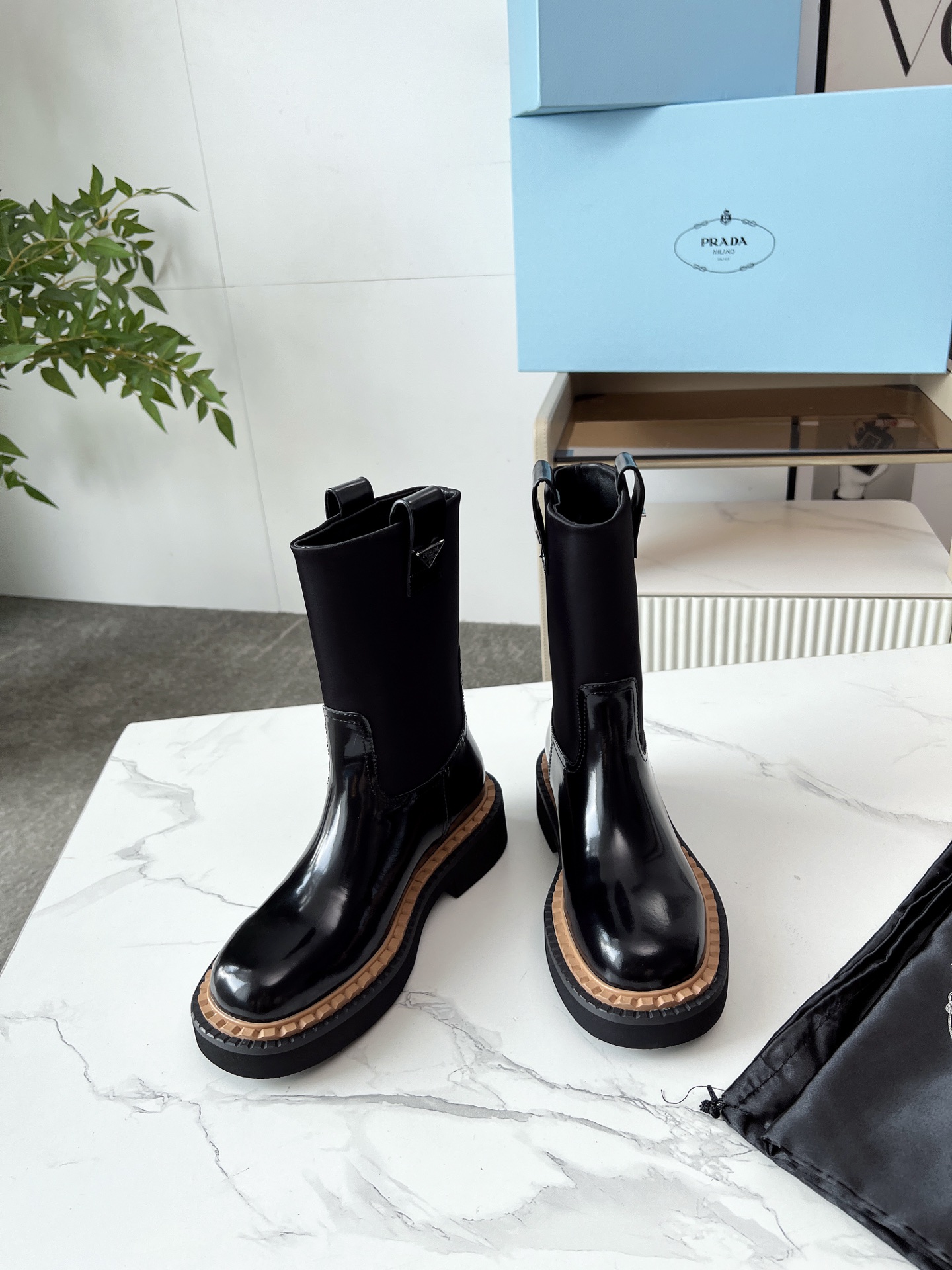 NO:463348,PRADA's classic triangle logo with a kick-start of a king... The series that you can't buy in winter is definitely a hit this year!  !  Very beautiful!  Prada boots are really wow!  The foot is so generous and the legs are slim and elegant. The whole series uses a variety of imported materials to rub the color and waxed calfskin, beaded cowhide, beef velvet and high merceration, and water dyed sheepskin in the inner layer!  !  The foam bottom is light and comfortable!  35-41, boots, prada, prada, boots, cowhide, sheepskin19860909PRADA普拉达经典三角标一脚蹬王炸女靴……冬天买不到的系列,绝对是今年的大爆款！！贼好看！Prada靴子真的很哇塞！上脚大气显腿瘦气质这块刚好拿捏,全系列采用多种进口材料擦色打腊小牛皮,开边珠牛皮,牛反绒高丝光,内里水染羊皮！！发泡底轻便舒适！ 码数35-41,靴子,prada,prada,boots,cowhide,sheepskin,Women's Shoes