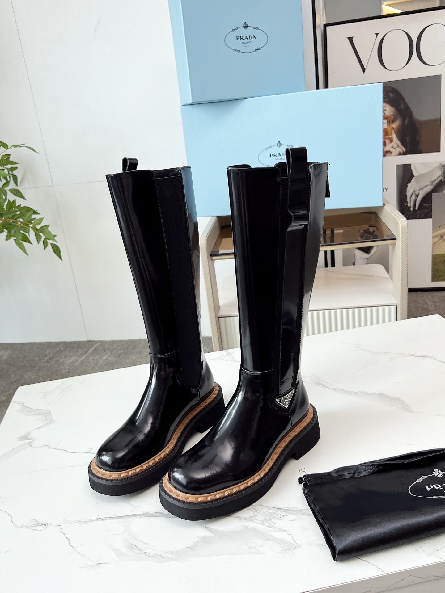 NO:446156,Prada PRADA top version, motorcycle high boots are here, the super machine is beautiful and comfortable and elegant to wear. The original mold opening sole of the counter is 1:1 replica of the fabric top layer cowhide, imported explosion-proof cracked edge beads, the inner is imported mixed-bred sheepskin original packaging. Good styles are not much to say, and those who know the goods are number 35-41, boots, prada, prada, boots, cowhide, sheepskin19860909普拉达PRADA顶级版本 机车高靴来了,上脚超机好看穿着舒适高雅 专柜原版开模大底1:1复刻 采用 面料头层牛皮,进口防爆裂开边珠 内里采用进口混种羊皮里 原包装 好款不多说懂货的来 码数35-41,靴子,prada,prada,boots,cowhide,sheepskin,Women's Shoes