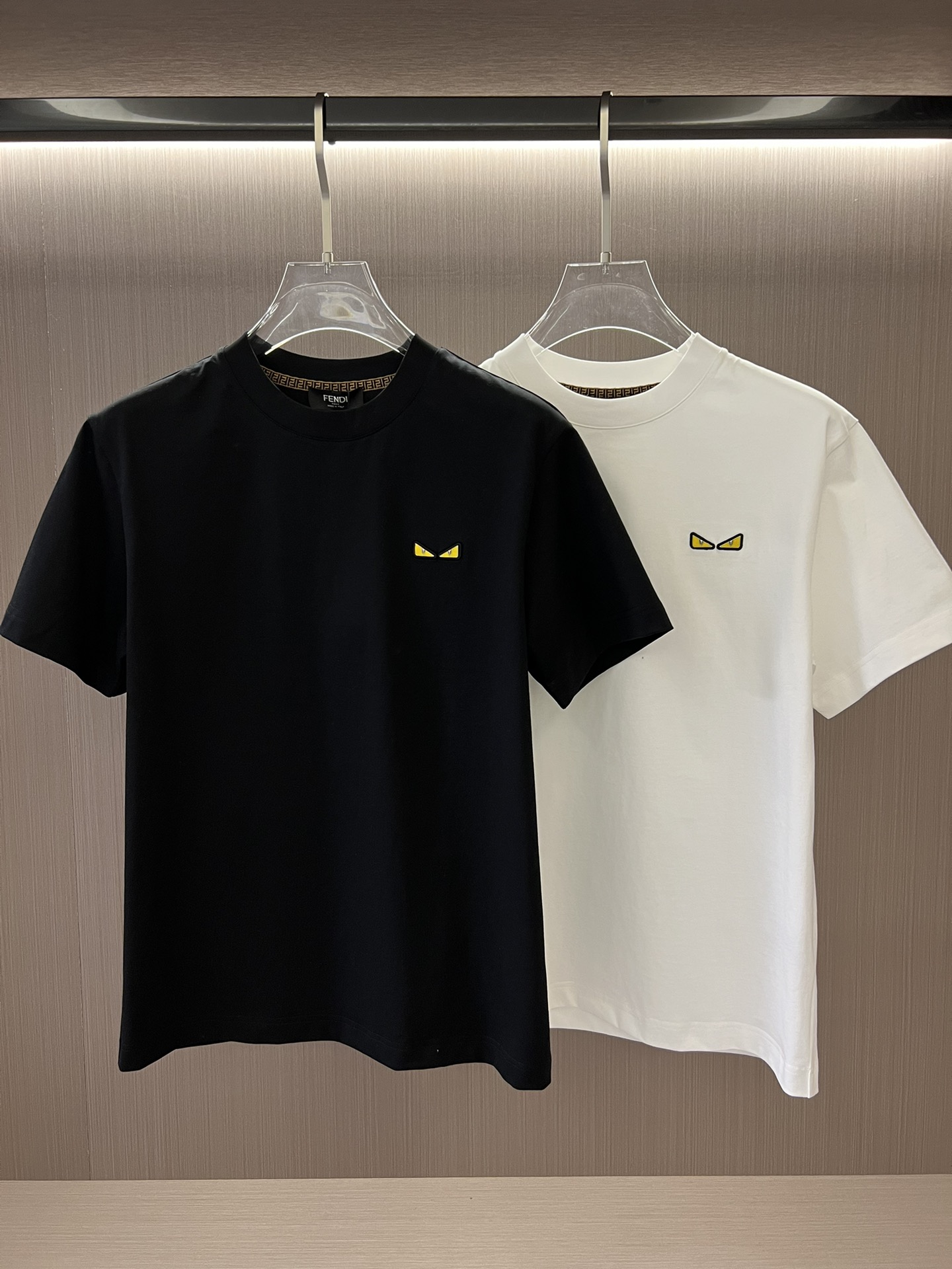 NO:500092,Fen short-sleeved T-shirt, black 25 new style, classic little monster eye logo has high recognition, and the elements are distinctive and simple and fashionable. It is made of exquisite and neat little dolls with extremely high viscosity, and it will never fall easily after repeated trials and repeated washing. 2025SS summer new product FD logo dolls are particularly eye-catching under the light. 'Sparkling and adorable' low-key luxury is not exaggerated. The ready-to-wear fabric is made of Xinjiang long-length cotton fabric, which is comfortable and breathable. It is excellent in skin-friendly. Classic round neckline, and the body is full of energy! Seiko car line overall ready-to-wear garments are durable and versatile and casual and fashionable! Big brand ready-to-wear must have good details, rather than being constantly airtight like some product quality problems on the market, not breathable and uncomfortable. It is not a good style whether you wear the inner wear alone! Color white/black Size M/L/XL/2XL Size Recommended  S: Clothes length 71-bust 102-shoulder width 47 M: Clothes length 72-bust 106-shoulder width 48 L: Clothes length 73-bust 110-shoulder width 49 XL: Clothes length 74-bust 114-shoulder width 50 XXL: Clothes length 75-bust 118-shoulder width 51, T-shirt,tees,t-shirt,alexander wang19860909F芬短袖T恤 黑色 25新款,经典小怪兽眼睛logo辨识度高,元素鲜明搭配简约时尚.采用粘度极高的幼圆型中东水钻一体化压胶制作成精致整齐的小公仔,经过反复试验水洗绝不会轻易掉落 2025SS夏季新品 FD logo公仔在光的照射下格外显眼瞩目“闪闪惹人爱”低调奢华不夸张.成衣面料采用新疆长绒棉面料,舒适透气.亲肤性极佳.经典圆领,着身精神奕奕!精工车线整体成衣耐看百搭休闲时尚极具一身! 大牌成衣必须具备好的细节处理,而不是像市面上一些产品质量问题不断,不透气不舒畅.无论单穿内搭都不违是一个好的款式! 颜色白色/黑色 尺码M/L/XL/2XL 码数推荐 S:衣长71-胸围102-肩宽47 M:衣长72-胸围106-肩宽48 L:衣长73-胸围110-肩宽49 XL:衣长74-胸围114-肩宽50 XXL:衣长75-胸围118-肩宽51,,T-shirt,tees，t-shirt,alexander wang,Men's clothing