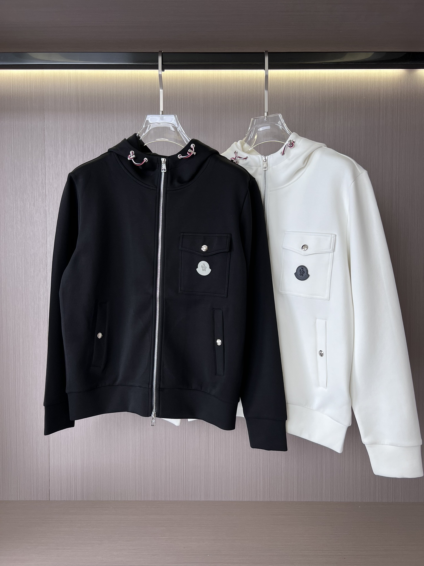 NO:527599,MON mask, the latest popular hooded jacket in autumn and winter, selected fabrics, high-strength high-strand double-strand air-layer long-length cotton, super comfortable hand, logo, fully imported environmentally friendly materials, super beautiful, code M-3XL, Moncler, jackets & coats,hats,alexander wang19860909MON 蒙口 秋冬最新爆款连帽外套 面料精选高支高密双股空气层长绒棉 手感超级舒服 logo精选全进口环保材质 超级漂亮 码数M-3XL,,Moncler,jackets & coats,hats,alexander wang,Men's clothing