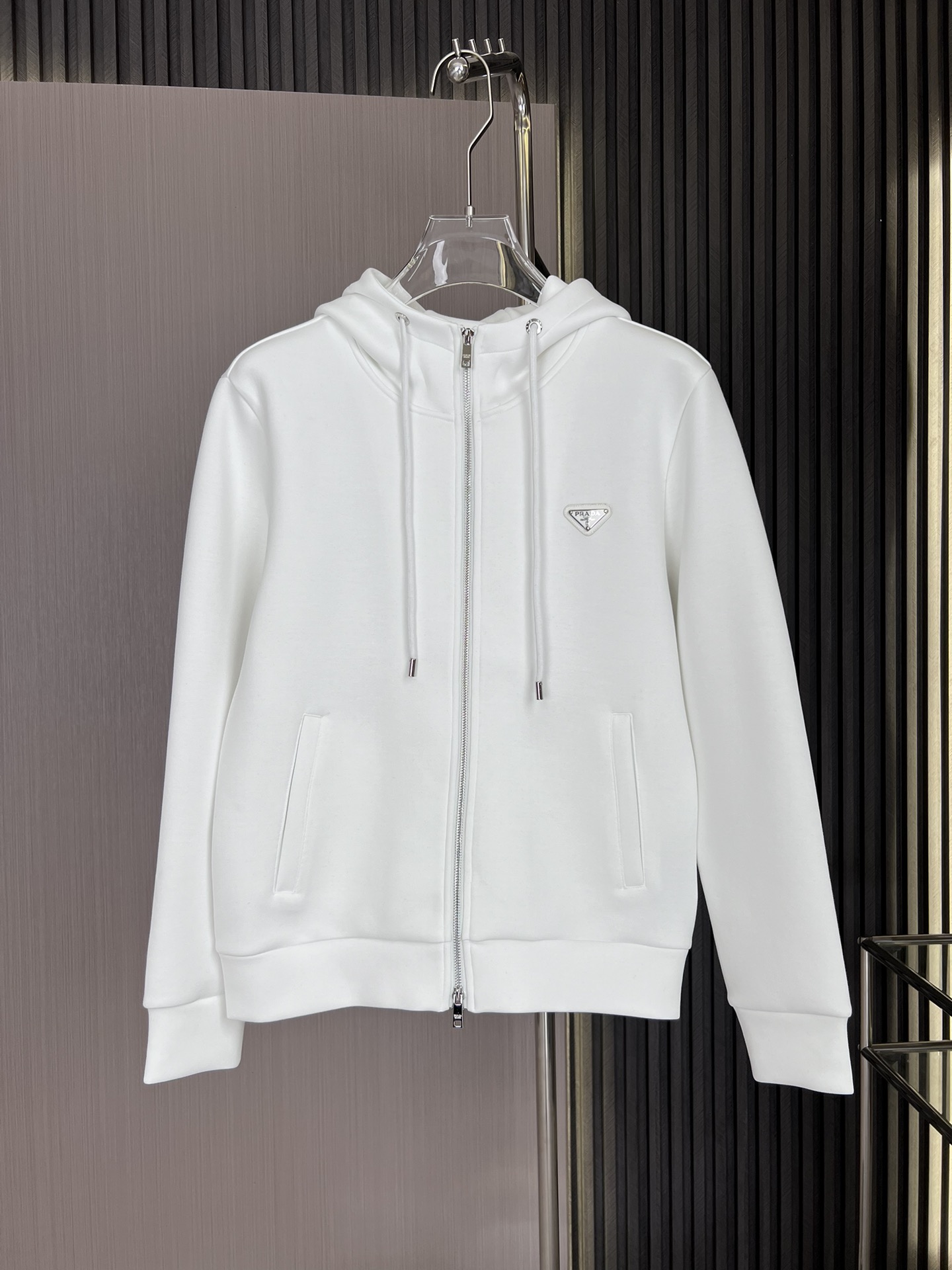 NO:527584,PRA Pujia The latest popular hooded jacket in autumn and winter. Selected fabrics, high-strength high-strength double-strand air-layer long-length cotton, super comfortable hand. Selected logos, fully imported environmentally friendly materials, super beautiful. Number of codes, M-3XL,,prada,prada,jackets & coats,hats,alexander wang19860909PRA 普家 秋冬最新爆款连帽外套 面料精选高支高密双股空气层长绒棉 手感超级舒服 logo精选全进口环保材质 超级漂亮 码数M-3XL,,prada,prada,jackets & coats,hats,alexander wang,Men's clothing