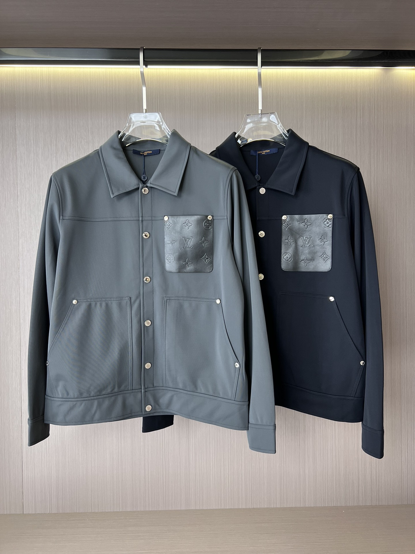 NO:527590,L Donkey House New Autumn and Winter Jacket!  This year's new counter products, cool and handsome men's fashion and urban style, with customized fabrics, which are not comparable to ordinary fabrics. Very charming design, very detailed, and it is very difficult to make such a textured fabric. It is a very technical one. Details determine the high-end. The minimalist design elements of the season, a must-have item for trendy men, and a perfect version. Highly recommended!  Code number M-3XL, louis vuitton,louis vuitton,jackets & coats,jackets & coats,alexander wang19860909L驴家 秋冬新款 夹克外套！今年的专柜新品,男士帅酷爆款 时尚都市百搭款,特供定制面料,不是一般面料所能对比的产品.非常极具魅力的设计,细节非常到位,这么有质感面料做出来非常有难度,要非常讲究技术的一款,细节决定高端.极简当季的设计元素,潮男必备单品,完美版型,强烈推荐！码数M-3XL,,louis vuitton,louis vuitton,jackets & coats,jackets & coats,alexander wang,Men's clothing