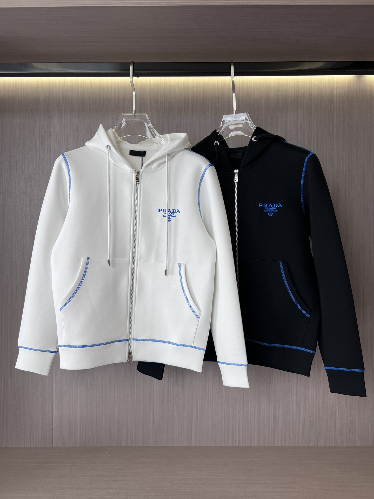 NO:527587,PRA Pujia The latest hot sweatshirt jacket in autumn and winter. Selected fabrics, high-strength high-strength double-strand air-layer long-length cotton, super comfortable hand. Selected logos, fully imported environmentally friendly materials, super beautiful. Number of codes, M-3XL,,prada,prada,hoodie,sweatshirts,jackets & coats,alexander wang19860909PRA 普家 秋冬最新爆款卫衣外套 面料精选高支高密双股空气层长绒棉 手感超级舒服 logo精选全进口环保材质 超级漂亮 码数M-3XL,,prada,prada,hoodie,sweatshirts,jackets & coats,alexander wang,Men's clothing