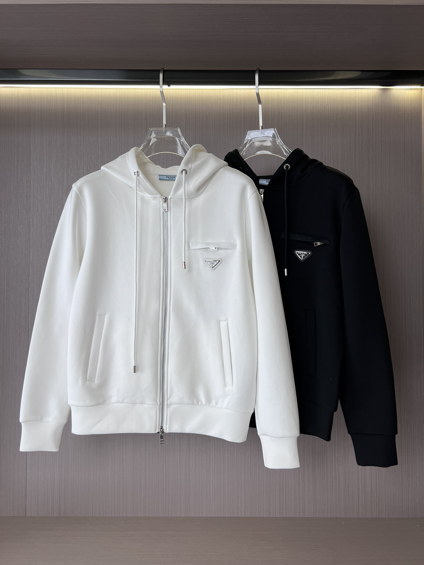 NO:527593,PRA Pujia The latest popular hooded jacket in autumn and winter. Selected fabrics, high-strength high-strength double-strand air-layer long-length cotton, super comfortable hand. Selected logos, fully imported environmentally friendly materials, super beautiful. Number of codes, M-3XL,,prada,prada,jackets & coats,hats,alexander wang19860909PRA 普家 秋冬最新爆款连帽外套 面料精选高支高密双股空气层长绒棉 手感超级舒服 logo精选全进口环保材质 超级漂亮 码数M-3XL,,prada,prada,jackets & coats,hats,alexander wang,Men's clothing