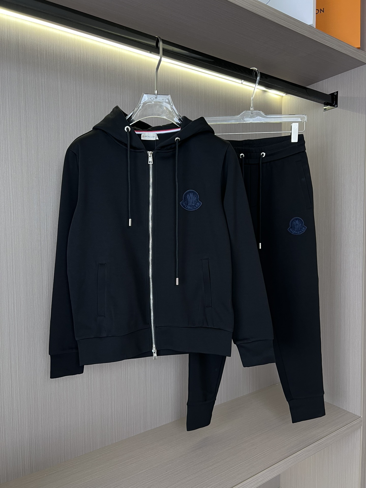 “New Men’s Zip Jackets for Autumn/Winter: Mon Monmons Sets with Soft Skin-Friendly Fabric” - 图片 1