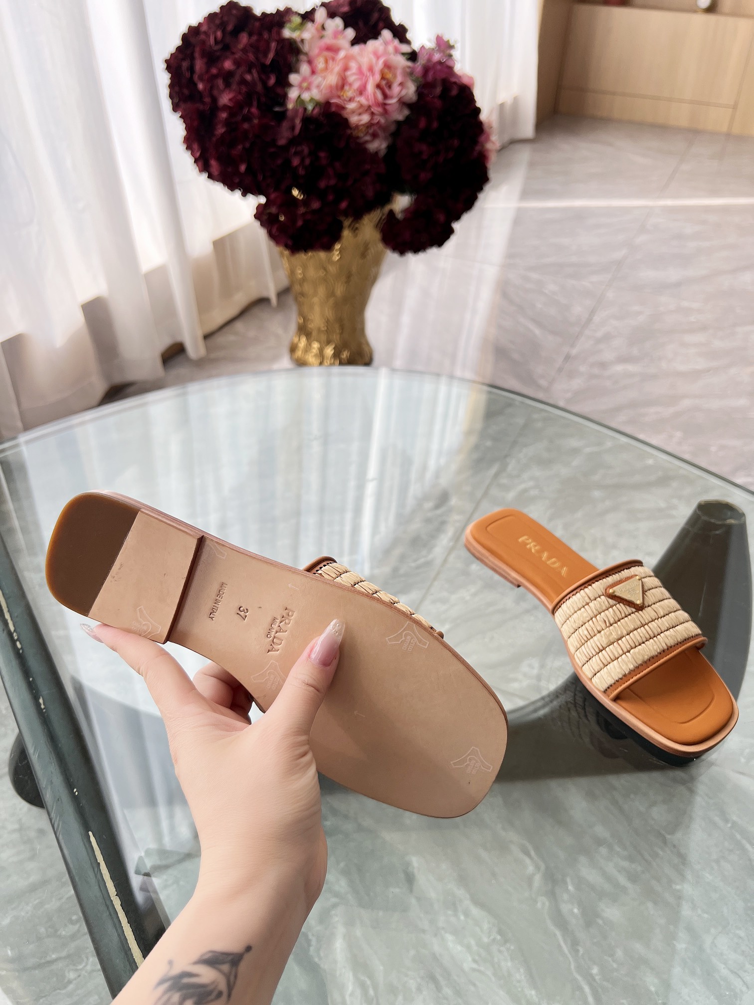 NO:232868,Prada/Prada 2025ss Spring and Summer New Products Genuine Leather Slippers, Shining Presentation, Recommended by major bloggers of Xiaohongshu, 1-1 development, showing classic charm. Heel height 1.5 cm, hand-woven fabric, sheepskin lining, Italian leather soles, size 35-42 (40-42 custom made without return or exchange), slippers, prada, prada, slippers, sheepskin, Leather soles19860909Prada/普拉达2025ss春夏新品 真皮大底拖鞋 闪亮登场 小红书各大博主推荐,1-1开发 彰显经典魅力. 跟高1.5公分 面料手工编织 羊皮内里 意大利真皮底 码数35一42（40-42定做不退换）,拖鞋,prada,prada,slippers,sheepskin,Leather soles,Women's Shoes