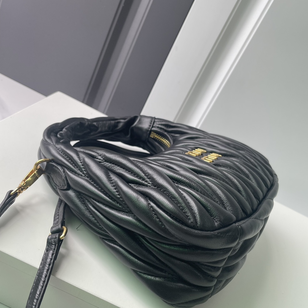 Miu Miu Classic Handcrafted Luxury Leather Shoulder Bag Ref.7FF4E004 4