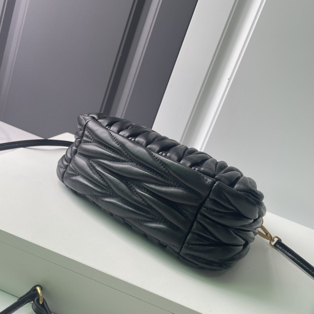 Miu Miu Classic Handcrafted Luxury Leather Shoulder Bag Ref.7FF4E004 5