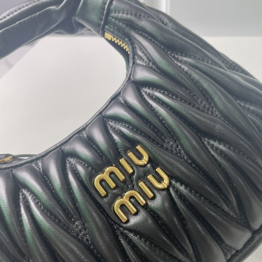 Miu Miu Classic Handcrafted Luxury Leather Shoulder Bag Ref.7FF4E004 6