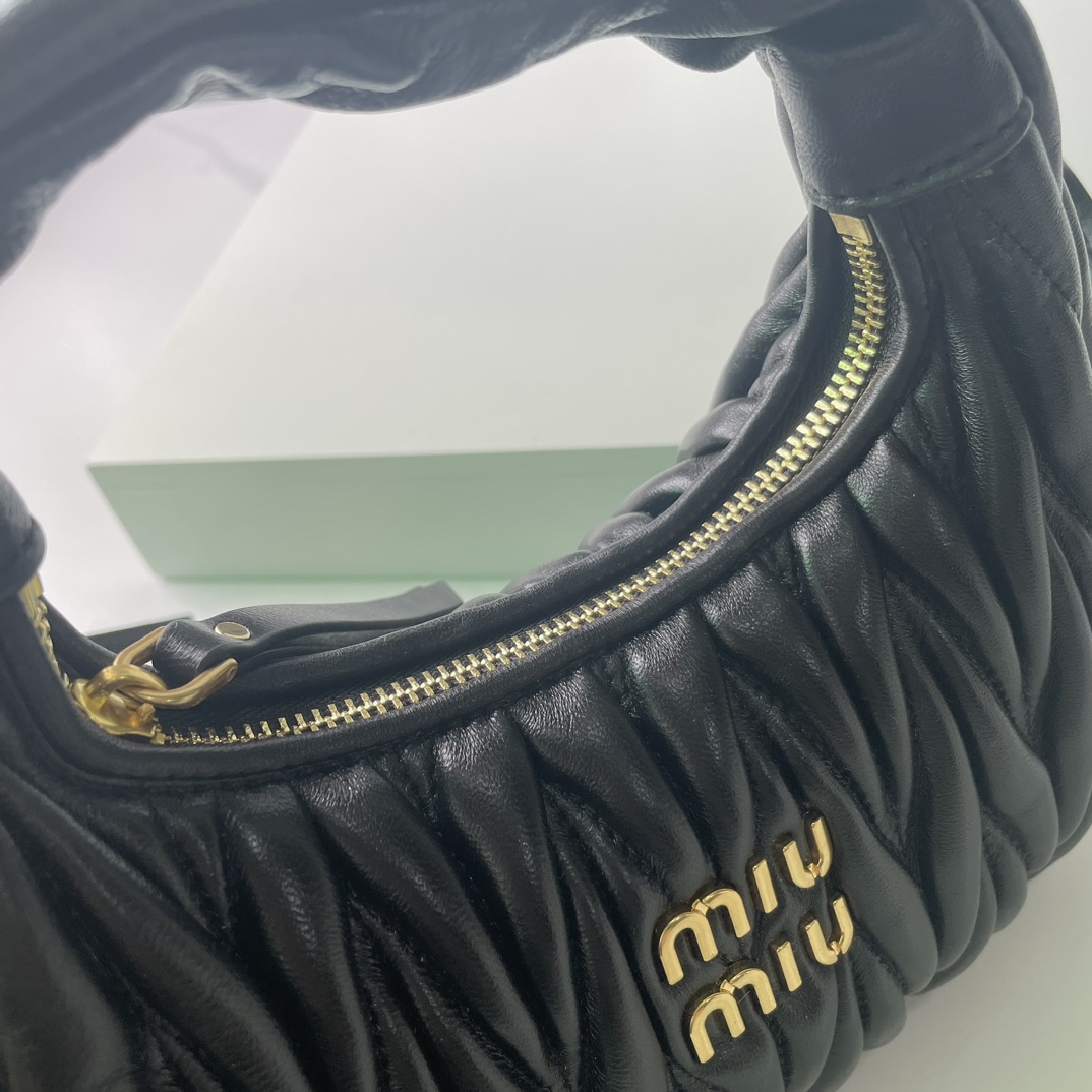 Miu Miu Classic Handcrafted Luxury Leather Shoulder Bag Ref.7FF4E004 7