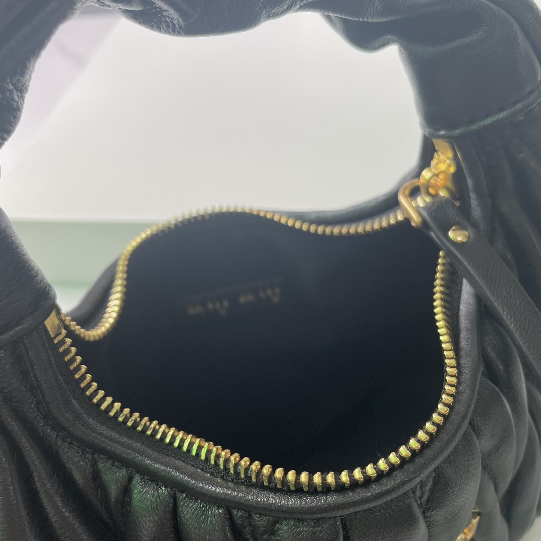 Miu Miu Classic Handcrafted Luxury Leather Shoulder Bag Ref.7FF4E004 8