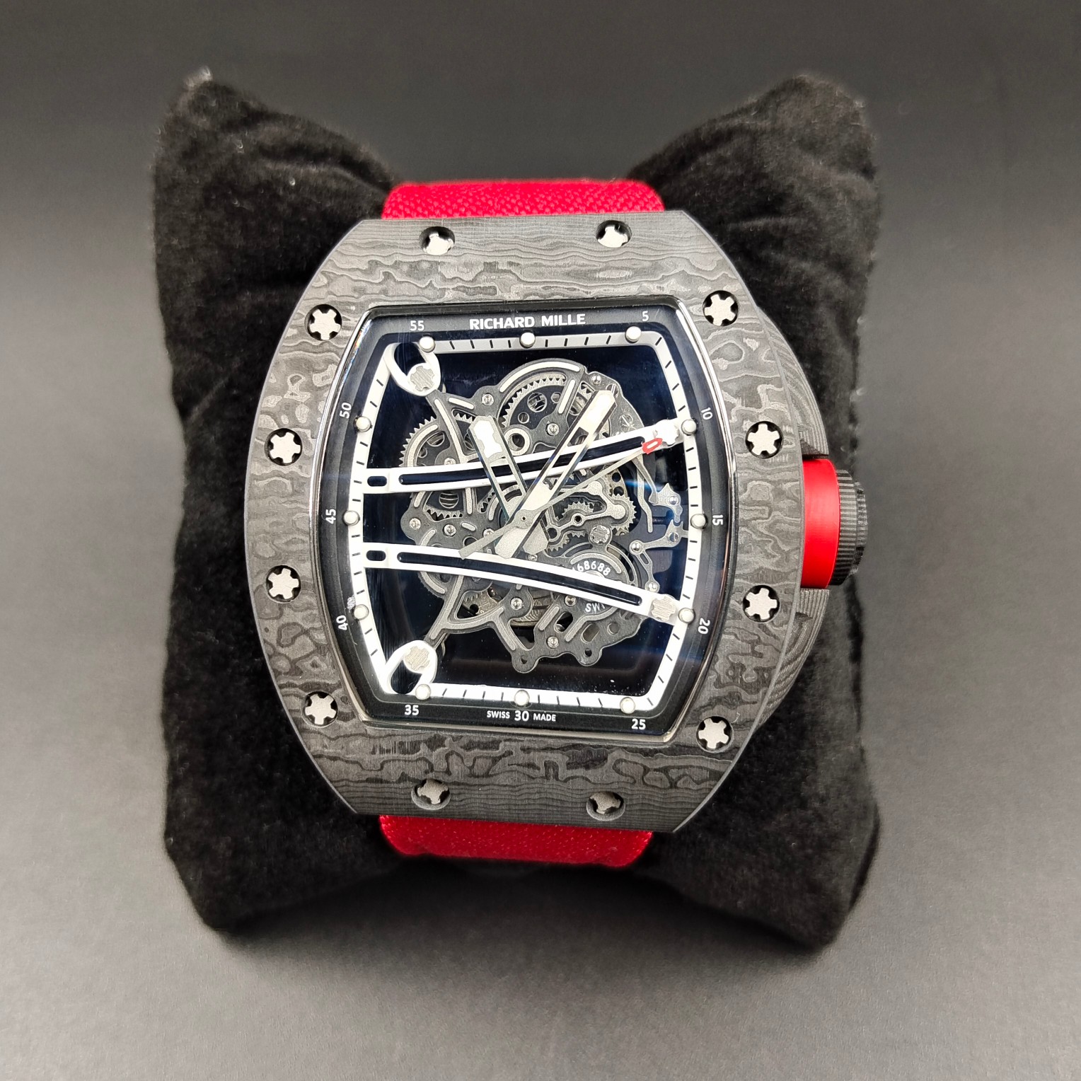 NO:337085,Richard Miller【RICHARD MILLE】 RM61-01 dial track design uses NTT carbon fiber, which is ultra-lightweight, and interestingly, its case is lower on the left than on the right, and it is also thinner. The watch also uses relatively lightweight materials. In order to match the use of sprinters, the overall shock resistance of the watch is also done well. Richard Mill's dial design has always been a brand feature. Hollow can make everyone understand the movement situation, but overall it will not make people feel distracted. Richard Mill's newly launched RM61-01 Yuhan Blake Grey version watch is getting better and better in this regard.19860909理查德米勒【 RICHARD MILLE】 RM61-01 表盘跑道设计 采用NTT碳纤维 超轻量化,而且很有意思的是它的表壳是左边要比右边更低,同时也要更薄一些.腕表也采用了比较轻便的材料,为了配合短跑运动员的使用,腕表整体的防震性能也是做得很到位.理查德·米尔的表盘设计一直是一个品牌特色,镂空可以使大家对机芯的情况了然于胸,但是在整体上又不会让人感到散乱.理查德·米尔新推出的RM61-01尤罕·布雷克Grey版腕表,在这方面也是越做越好了.,,Watch