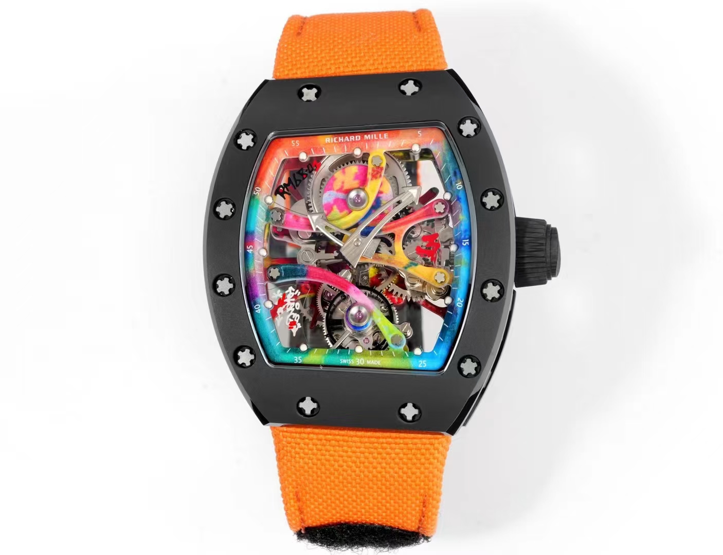 【RICHARD MILLE】“手腕上的艺术品”理查德RM68-01 涂鸦 陀飞轮 

升级  氧化锆陶瓷 面盖、底盖
          碳纤维 中壳、把头
          纤薄壳身仅 14 mm

这枚推出的陀飞轮腕表新作，邀请巴西涂鸦艺术家 Cyril Kongo合作完成，机芯桥板模仿街头涂鸦的笔触，呈各异的角度和造型，机芯零件上可以看到明快的底色和涂鸦符号，巧妙融合了机械与视觉之美。

该表在酒桶形表壳的基础上微微变形，整枚表壳由5级钛金属制作，搭配「NTPT」碳纤维表环和黑色陶瓷表圈。两枚箭头指针呈自然流畅的弧形轮廓，陀飞轮架构位于表盘6点位置。 

为了在精细的机芯零件上进行涂鸦，Cyril Kongo对作画工具和颜料进行一年多的实验—使用特殊的喷枪，每次仅喷出一滴极小的液滴，严格控制颜料的重量，避免影响机芯的平衡与运作；特殊的颜料能够完美依附于钛合金的零件表面，且不受拆装影响，永不褪色。

搭载 RM 陀飞轮机芯，摆频28800vph，动力存储为48小时。透过蓝宝石水晶表背可以看到机芯底板的图案，同样描绘有鲜亮的涂鸦色彩—一由中央向四周辐射，模仿了颜料泼向墙面的视觉效果。