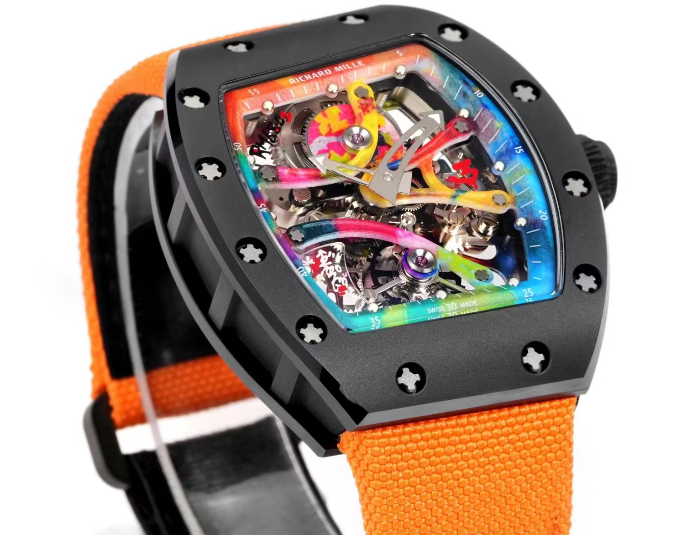 【RICHARD MILLE】“手腕上的艺术品”理查德RM68-01 涂鸦 陀飞轮 

升级  氧化锆陶瓷 面盖、底盖
          碳纤维 中壳、把头
          纤薄壳身仅 14 mm

这枚推出的陀飞轮腕表新作，邀请巴西涂鸦艺术家 Cyril Kongo合作完成，机芯桥板模仿街头涂鸦的笔触，呈各异的角度和造型，机芯零件上可以看到明快的底色和涂鸦符号，巧妙融合了机械与视觉之美。

该表在酒桶形表壳的基础上微微变形，整枚表壳由5级钛金属制作，搭配「NTPT」碳纤维表环和黑色陶瓷表圈。两枚箭头指针呈自然流畅的弧形轮廓，陀飞轮架构位于表盘6点位置。 

为了在精细的机芯零件上进行涂鸦，Cyril Kongo对作画工具和颜料进行一年多的实验—使用特殊的喷枪，每次仅喷出一滴极小的液滴，严格控制颜料的重量，避免影响机芯的平衡与运作；特殊的颜料能够完美依附于钛合金的零件表面，且不受拆装影响，永不褪色。

搭载 RM 陀飞轮机芯，摆频28800vph，动力存储为48小时。透过蓝宝石水晶表背可以看到机芯底板的图案，同样描绘有鲜亮的涂鸦色彩—一由中央向四周辐射，模仿了颜料泼向墙面的视觉效果。