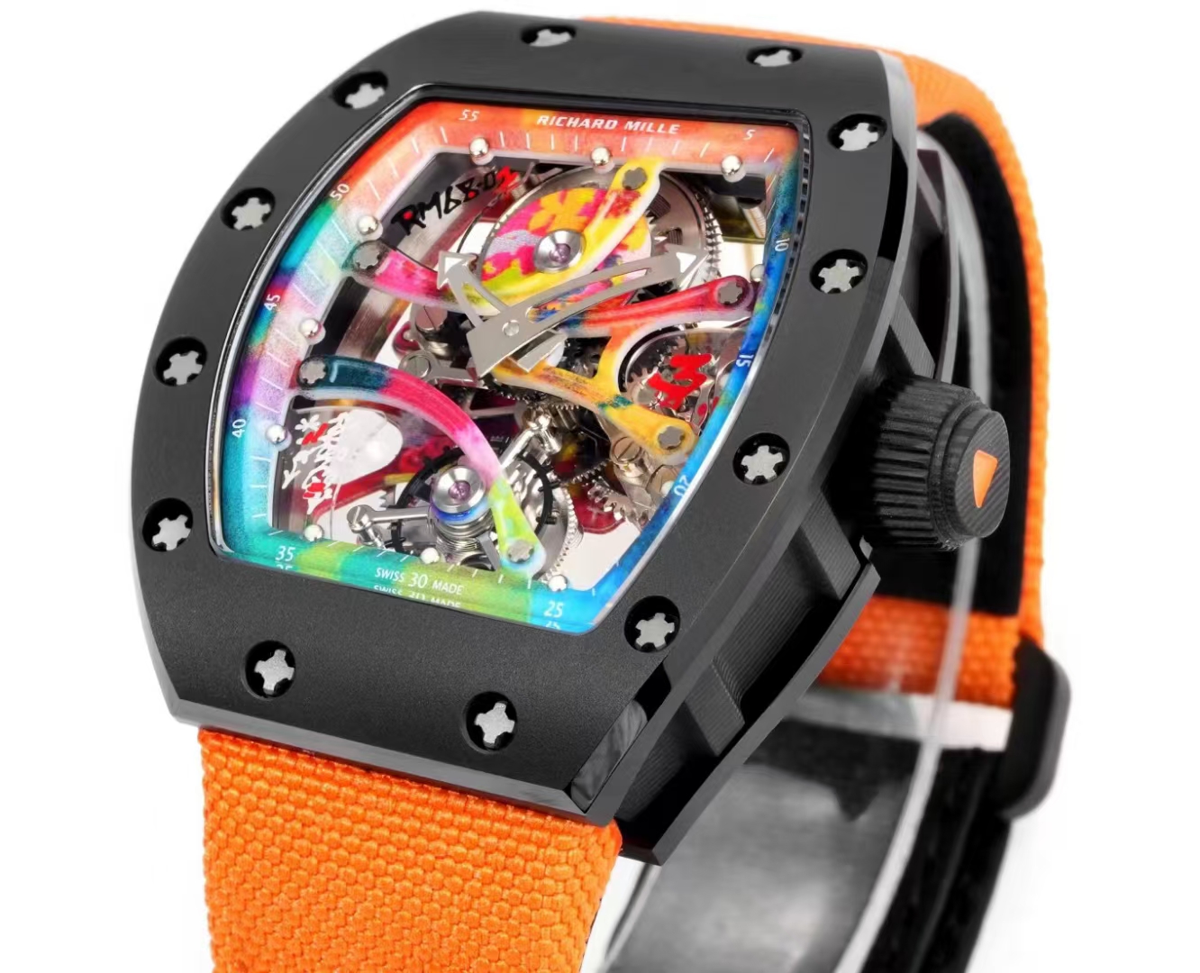 【RICHARD MILLE】“手腕上的艺术品”理查德RM68-01 涂鸦 陀飞轮 

升级  氧化锆陶瓷 面盖、底盖
          碳纤维 中壳、把头
          纤薄壳身仅 14 mm

这枚推出的陀飞轮腕表新作，邀请巴西涂鸦艺术家 Cyril Kongo合作完成，机芯桥板模仿街头涂鸦的笔触，呈各异的角度和造型，机芯零件上可以看到明快的底色和涂鸦符号，巧妙融合了机械与视觉之美。

该表在酒桶形表壳的基础上微微变形，整枚表壳由5级钛金属制作，搭配「NTPT」碳纤维表环和黑色陶瓷表圈。两枚箭头指针呈自然流畅的弧形轮廓，陀飞轮架构位于表盘6点位置。 

为了在精细的机芯零件上进行涂鸦，Cyril Kongo对作画工具和颜料进行一年多的实验—使用特殊的喷枪，每次仅喷出一滴极小的液滴，严格控制颜料的重量，避免影响机芯的平衡与运作；特殊的颜料能够完美依附于钛合金的零件表面，且不受拆装影响，永不褪色。

搭载 RM 陀飞轮机芯，摆频28800vph，动力存储为48小时。透过蓝宝石水晶表背可以看到机芯底板的图案，同样描绘有鲜亮的涂鸦色彩—一由中央向四周辐射，模仿了颜料泼向墙面的视觉效果。